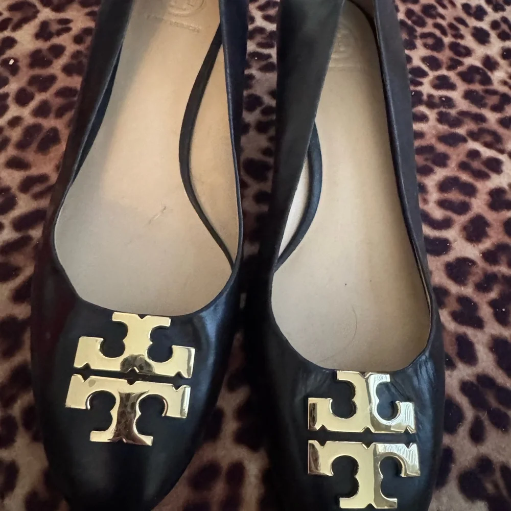 Tory Burch Black Leather Low Block Heels (9) - Picture 5 of 5